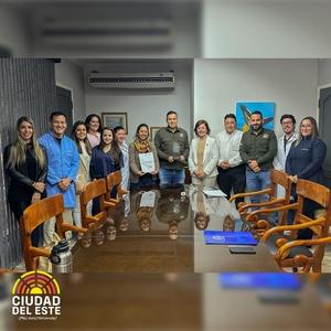 Municipalidad de CDE recibe reconocimiento de la UCA