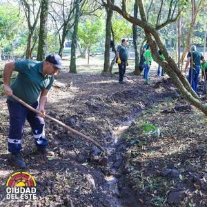 Municipalidad de CDE realizó otra jornada de recuperación de cauces hídricos del municipio