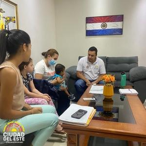 Municipalidad de CDE entregó aporte para el tratamiento de un niño en el exterior