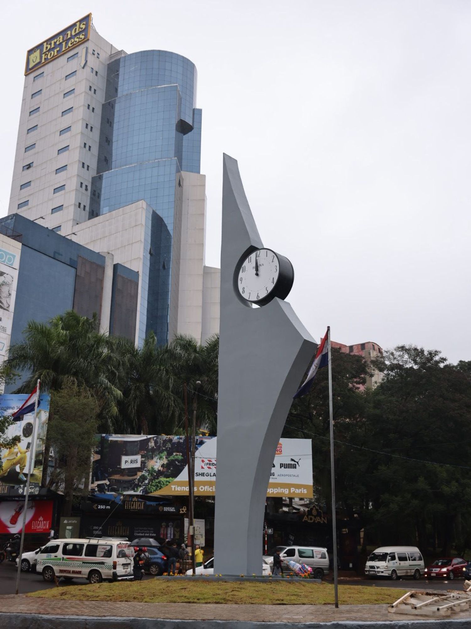 Municipalidad restaura la histórica rotonda reloj como ícono de Ciudad del Este