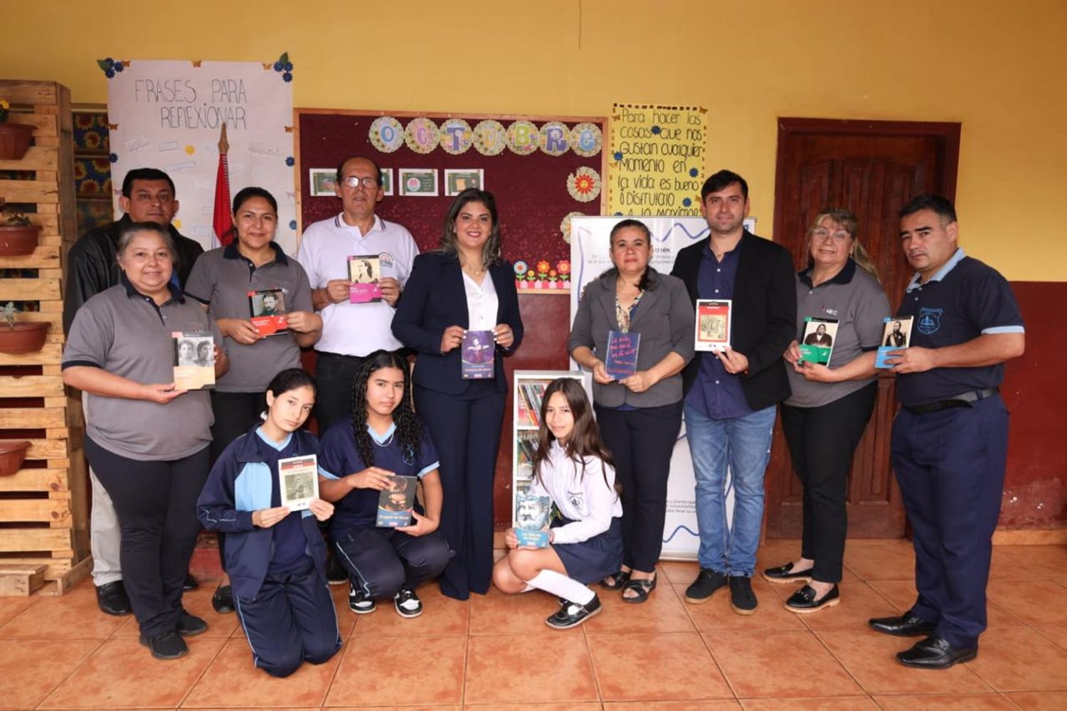 Municipalidad de Ciudad del Este acompaña entrega de mini bibliotecas a escuelas en el marco del programa Ñe'ẽry del MEC