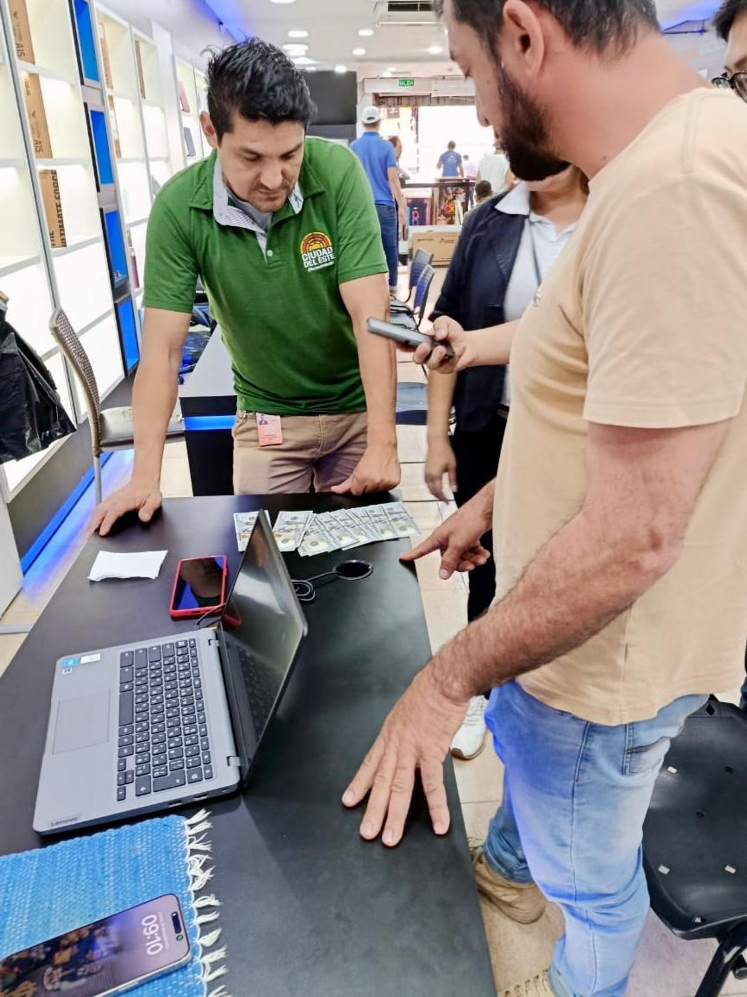 Municipalidad de Ciudad del Este logra la devolución de más de Gs. 18 millones a dos turistas afectados por compras en el microcentro