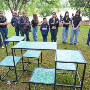 Municipalidad de CDE instala mobiliarios en torno al lago con alumnos de la UCA